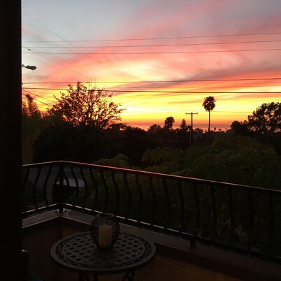 Cozy, Charming, Ocean View studio  / Work desk, internet, sanitized cleaning