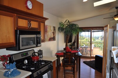 Cozy, Charming, Ocean View studio  / Work desk, internet, sanitized cleaning