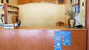 Una recepción con un letrero de madera que dice "RECEPTION OPEN".