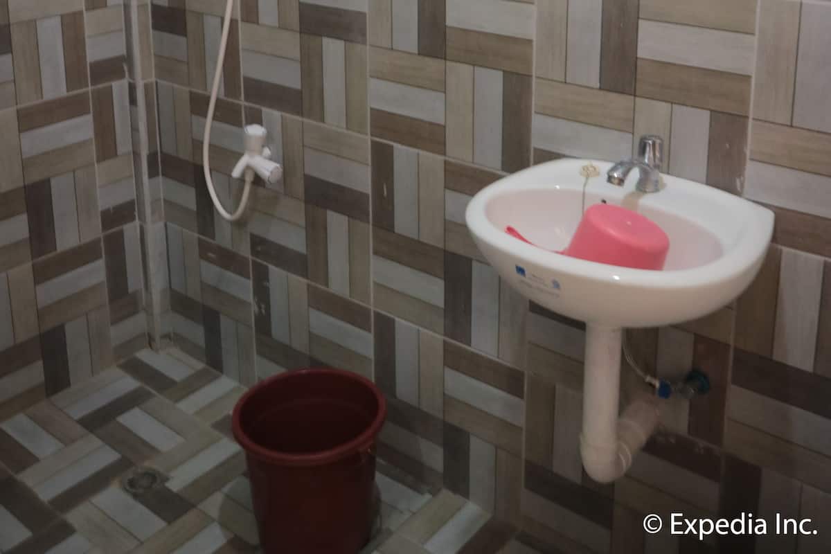 shower, free toiletries, towels