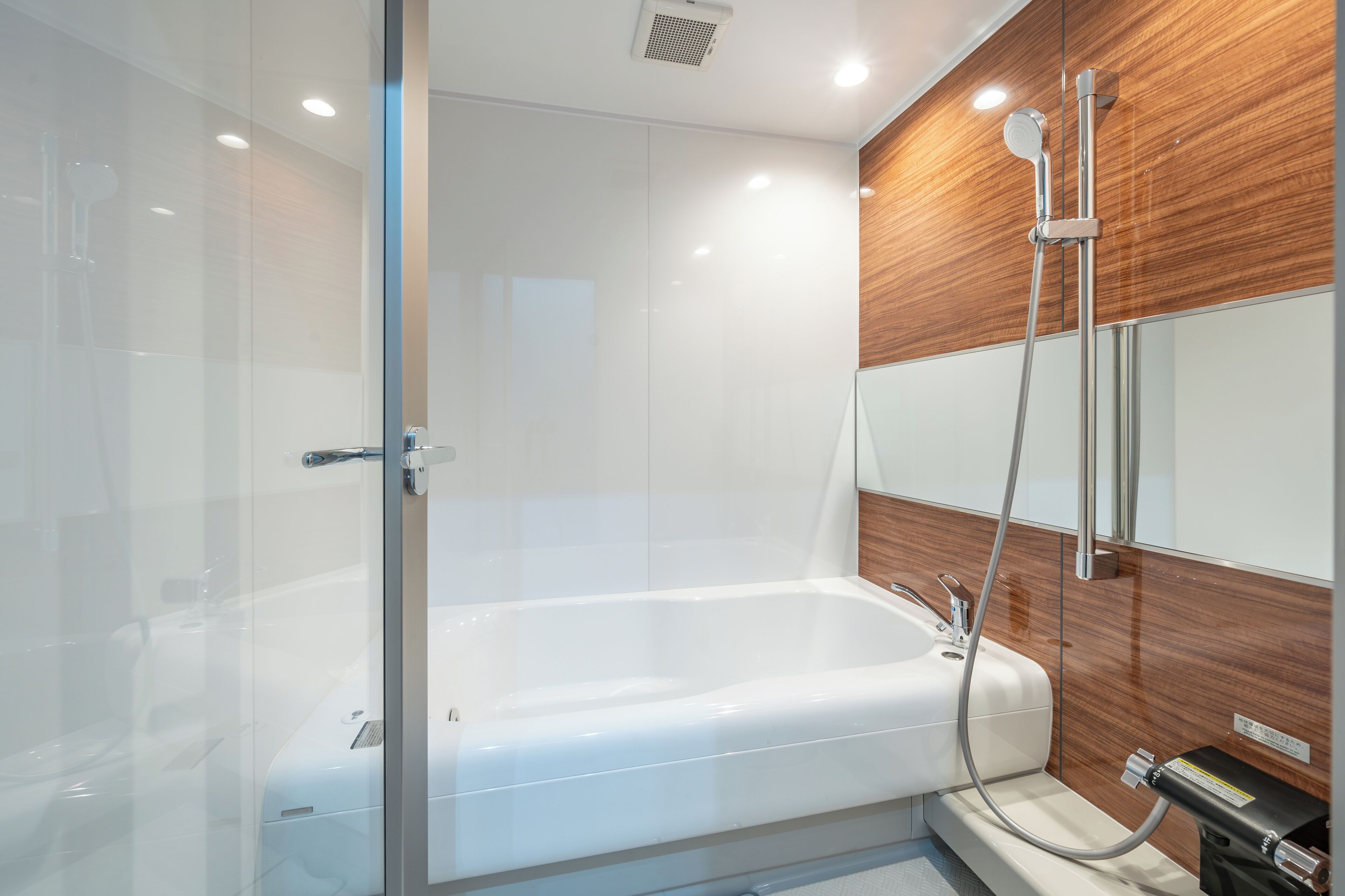Habitación Grand con 2 camas individuales, no fumadores | Baño | Ducha y bañera combinadas y artículos de higiene personal gratuitos