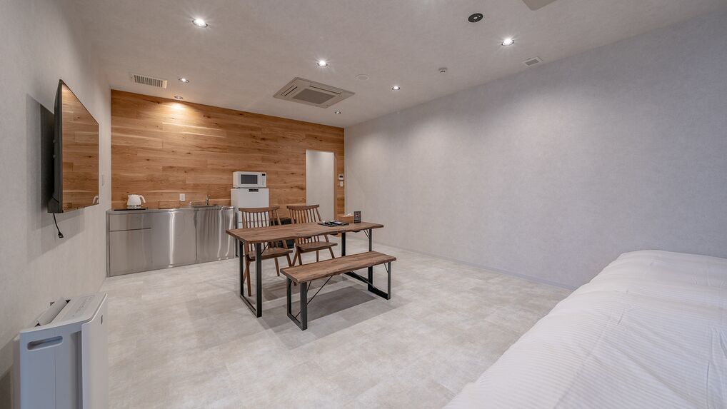 Artículos del minibar gratis, cortinas blackout y insonorización 