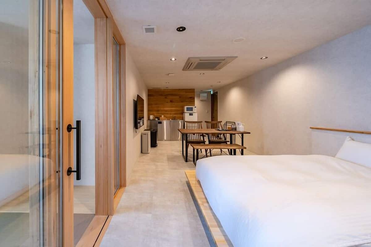Artículos del minibar gratis, cortinas blackout y insonorización
