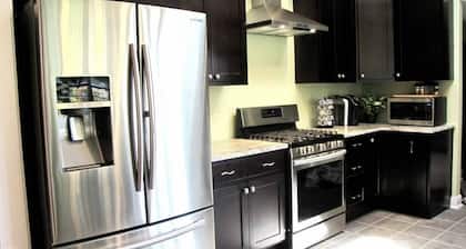 Gorgeous, Spacious & Bright Home w/3 Full Baths ~ Walkable To Lower Broadway!!