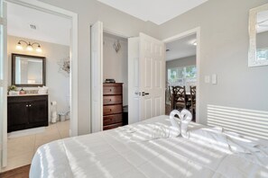 3 habitaciones, escritorio y tabla de planchar con plancha