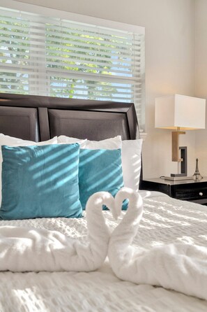 3 slaapkamers, een bureau, een strijkplank/strijkijzer, reisbedje