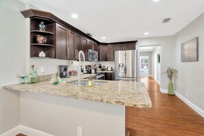 Een koelkast, een magnetron, een oven, een kookplaat