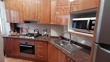 Een koelkast, een magnetron, een oven, een koffiezetapparaat/waterkoker