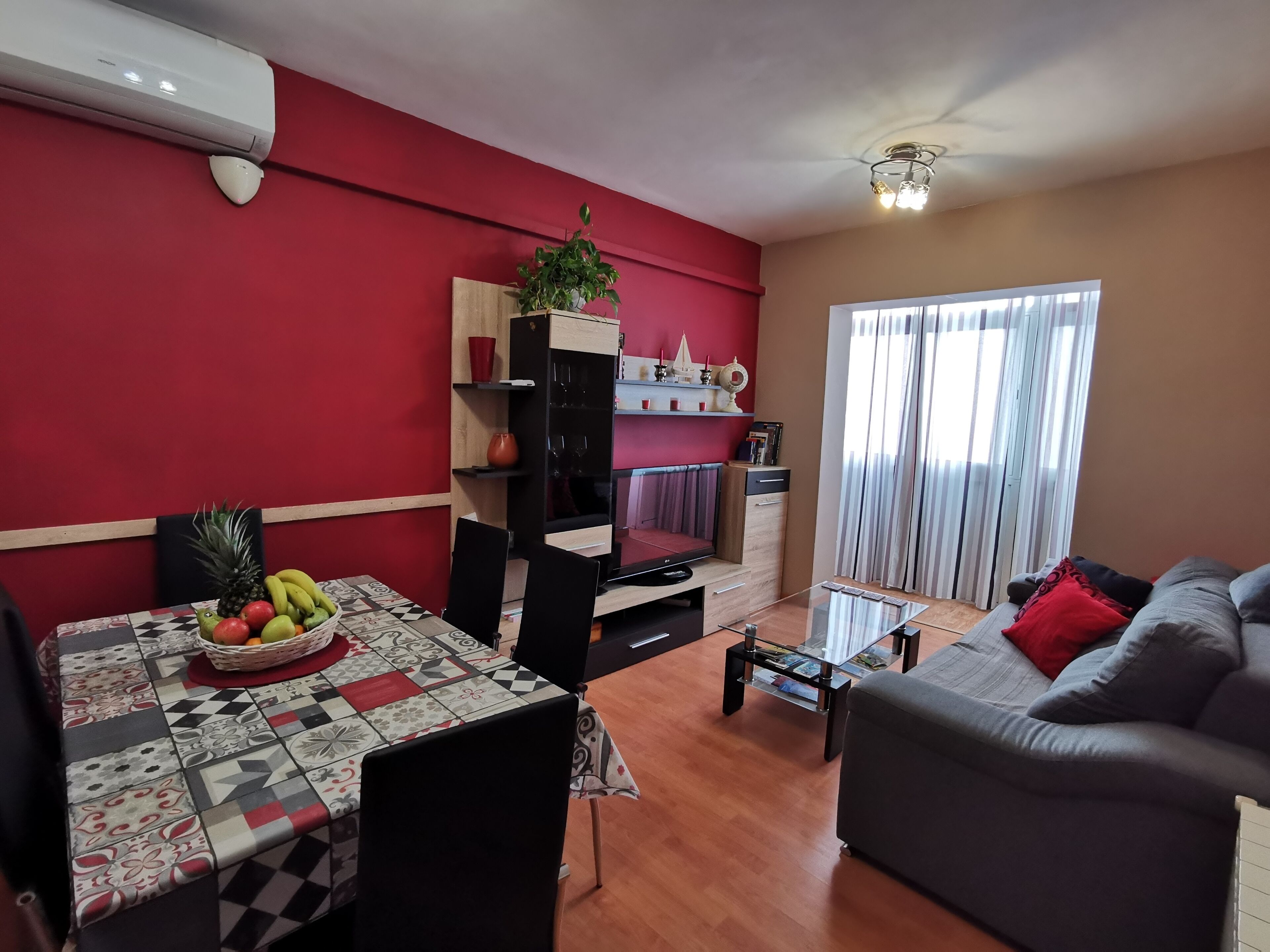 Een smart-tv en boeken