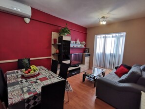 Smart TV, books - Next to Magic Fountain, another aparment 612814 (Barcelona)