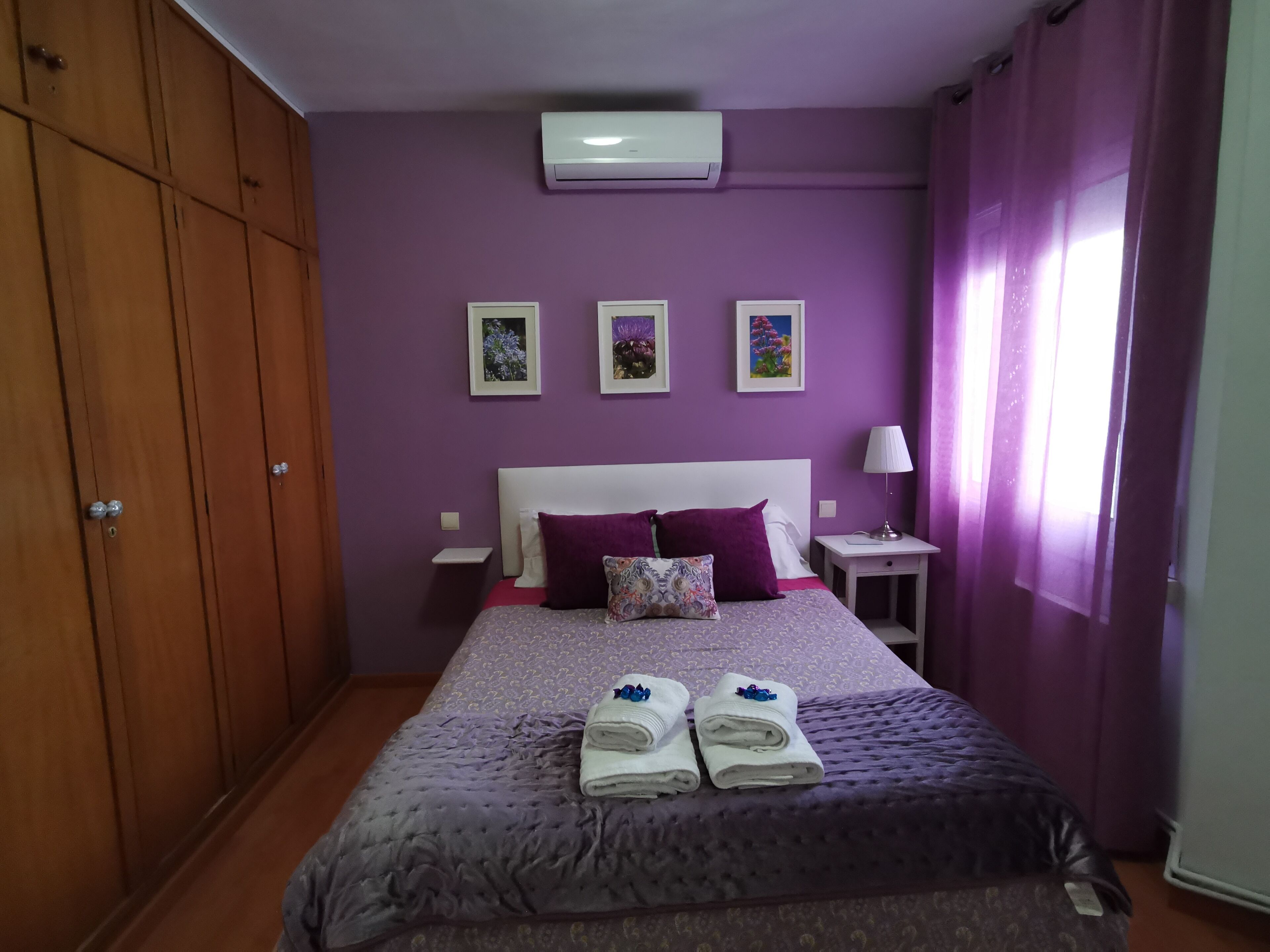 3 slaapkamers, een strijkplank/strijkijzer, reisbedje, gratis wifi