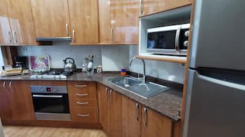 Fridge, microwave, oven, coffee/tea maker