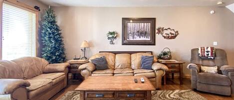 Una televisión, una chimenea, videojuegos