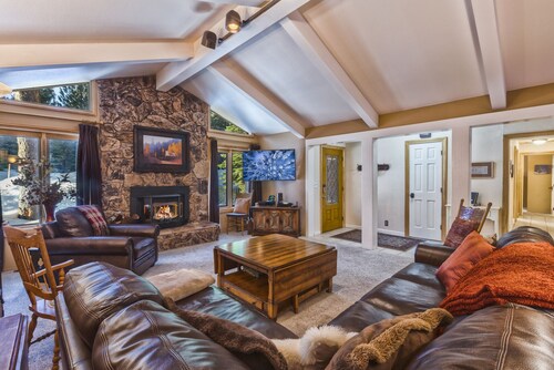 Incline Village | Suuri yhden Story Home | Biljardipöytä, koripallokenttä, WiFi!