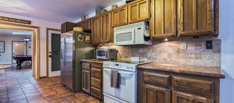 Single Story home in Incline Village w/game room, close to skiing!