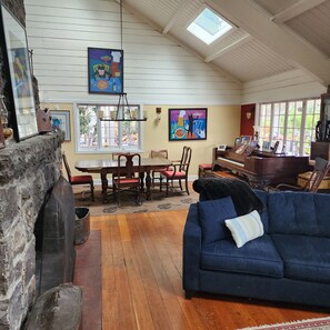 TV, fireplace, ping pong, books