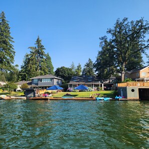 Une propriété située au bord du lac, dotée d’un quai, d’une piscine et d’un patio couvert.