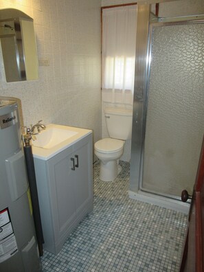 Douche, serviettes fournies, papier de toilette