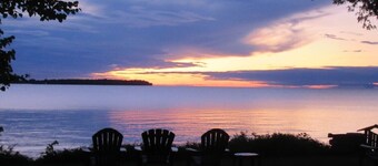 Clean Cozy Cottage On Waterfront Property Privacy Yet Close To Town
