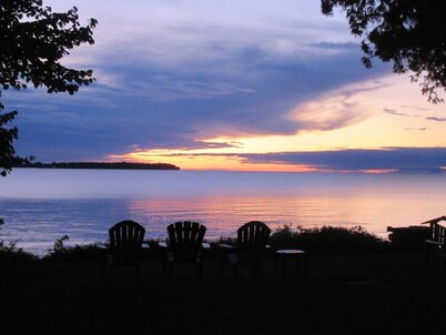Clean Cozy Cottage On Waterfront Property Privacy Yet Close To Town