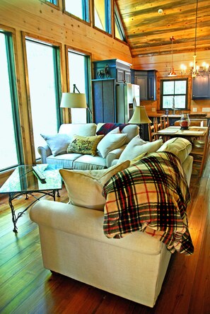 Smart TV, fireplace, books, stereo - Charming Log Cabin! 20 Minutes to Downtn Nashville! Also see Property 320523 (Pegram)