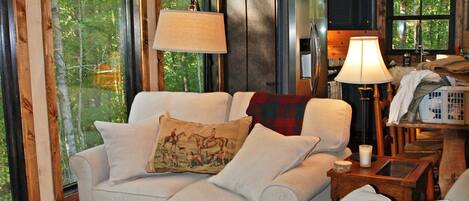 Smart-TV, peis, bøker og stereoanlegg