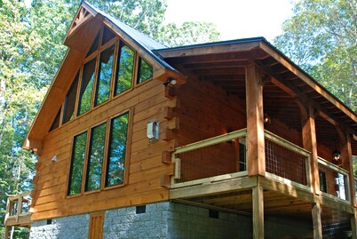 Charming Log Cabin! 20 Minutes to Downtn Nashville! Also see Property 320523