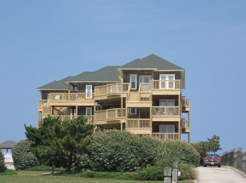 OCEANFRONT LUXURY w/POOL! Professionally Decorated Perfect Beach Property 💙!