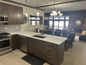 Geladeira, micro-ondas, cooktop, lava-louças