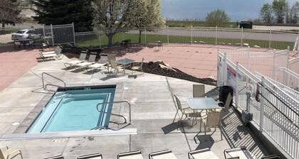 Inn Building Condo #103 updated, pool side view