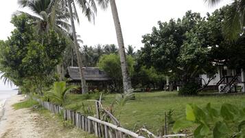Standard Studio, 1 Bedroom, Beachfront | Property grounds