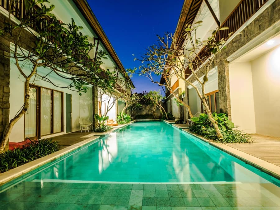 Piscine extérieure, chaises longues