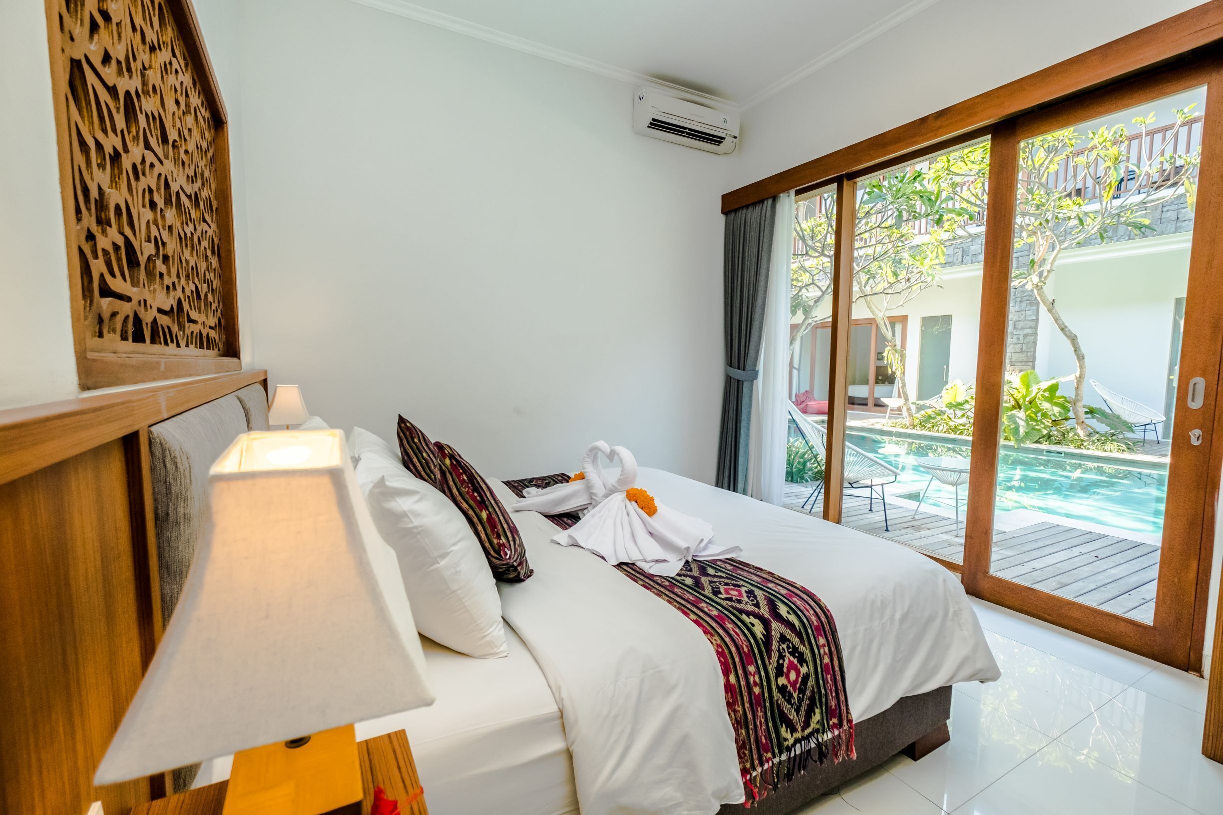 deluxe room, 1 queen bed | 1 bedroom, minibar, in-room safe, desk