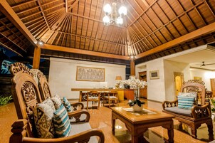 32-英寸LED 电视 （配备有线频道）、电视