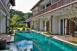 Kolam renang outdoor, dengan kursi berjemur