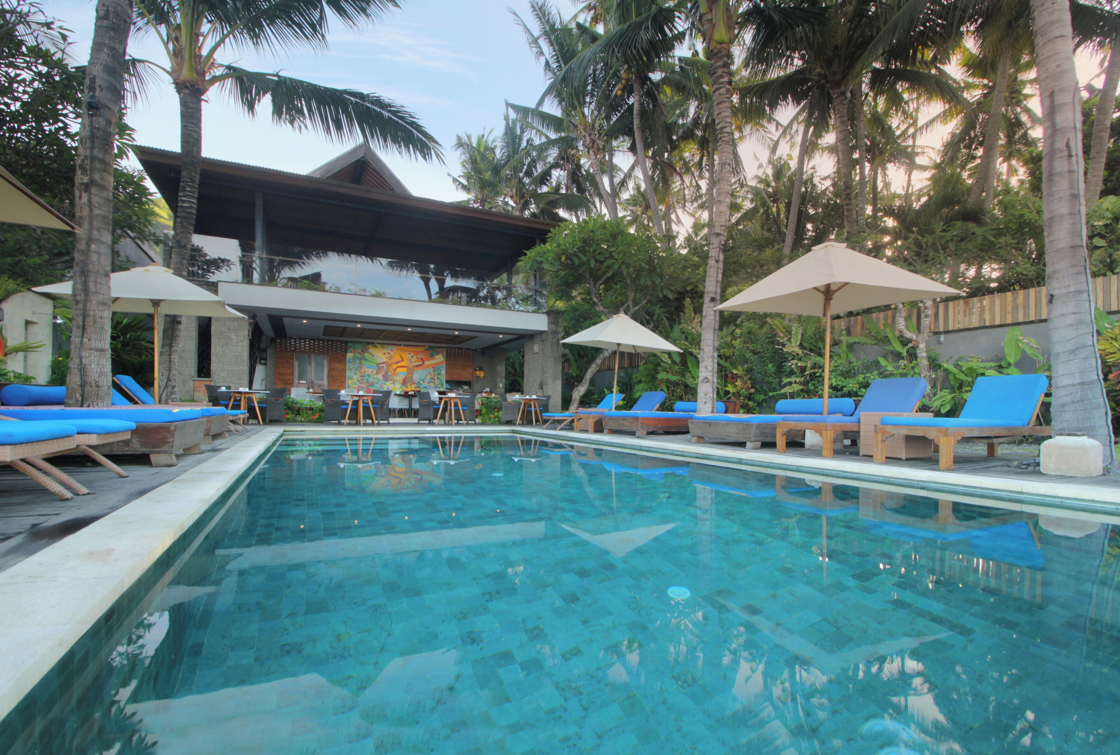 Kolam renang terbuka, kerusi lepak pantai 