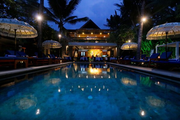 Outdoor pool, pool loungers