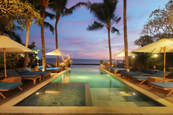 Alberca al aire libre y camastros