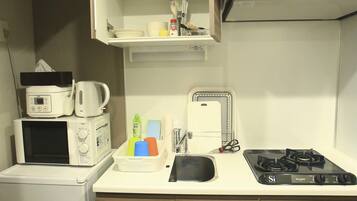 Comic Room, Non Smoking | Private kitchenette | Fridge, microwave, cookware/dishes/utensils