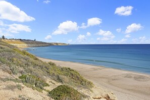 Vlak bij het strand, wit zand, 2 strandbars