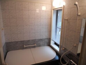 Bañera y ducha independientes, bañera profunda
