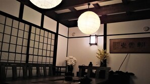 Chambre de base, Plusieurs lits, non-fumeur, vue sur la montagne (Private Vacation Home) | Aire de séjour | Téléviseur à écran plat, lecteur de DVD