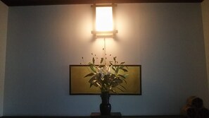 Quarto básico, várias camas, para não fumantes, vista para a montanha (Private Vacation Home) | Área de estar | TV de tela plana, DVD player