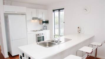 Do Drop Inn | Private kitchen | Full-size fridge, microwave, oven, stovetop