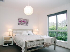 하우스, 침실 4개 | 4 개의 침실, 다리미/다리미판, 침대 시트