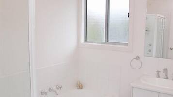 Do Drop Inn | Bathroom | Separate bathtub and shower, deep-soaking bathtub, towels