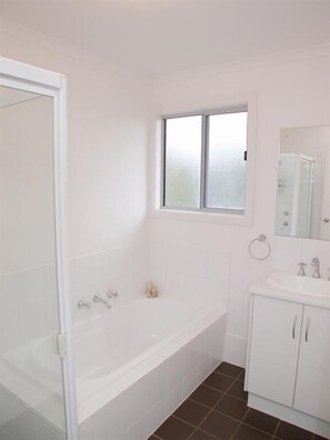 하우스, 침실 4개 | 욕실 | 별도의 욕조 및 샤워 시설, 전신 욕조, 타월