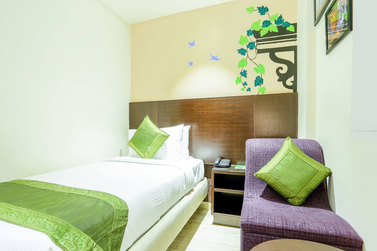 Economy Room | In-room safe, desk, WiFi (free)