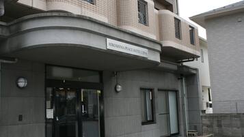 Vista frontal de la propiedad