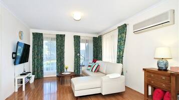 Moana Magic | Living area | TV, DVD player